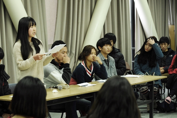 챕터2 - 청문회에서 메인 패널로 발표중이다..jpg